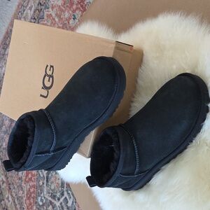 NWT IOB UGG Classic Black Ultra Mini Suede & Sheepskin Boots 🖤🎁❤️🐑